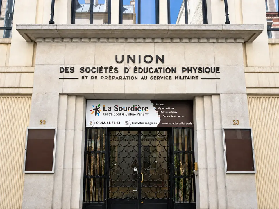 Entrée et enseigne actuelle du Centre de la Sourdière, 23 rue de la Sourdière